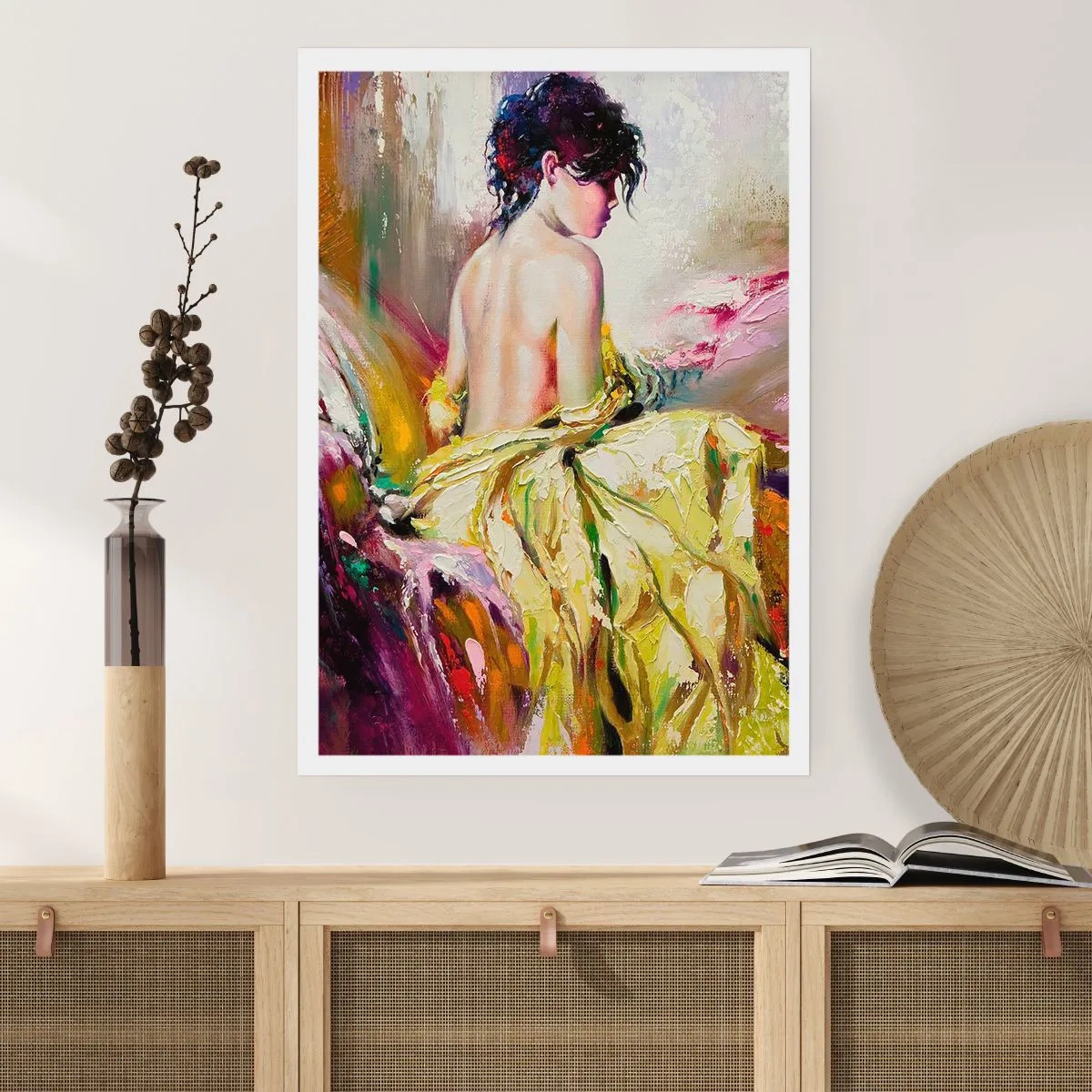 Poster - Die Figur einer Frau in einem gelben Kleid vor einem gemalten Hintergrund - 50x70cm - Zwischen den Lippen und dem Rand der Tasse - Moderne Wanddekoration für Wohnzimmer und Schlafzimmer ARTTOR