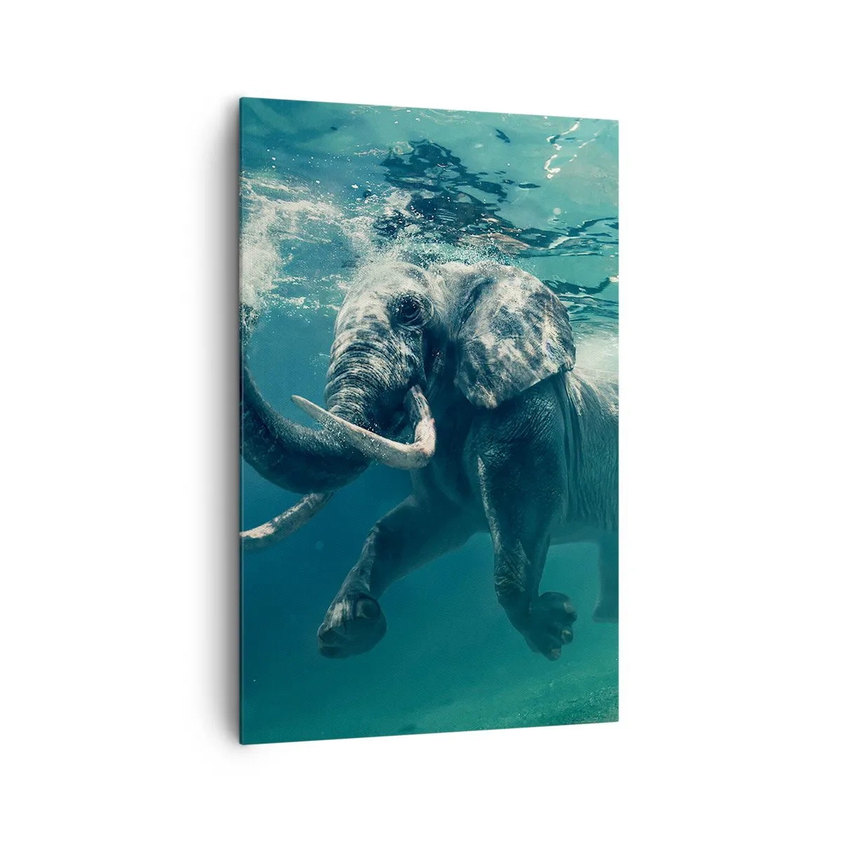 Bild auf Leinwand - Leinwandbild - Ein Elefant schwimmt unter Wasser in den türkisfarbenen Tiefen - 80x120cm - Jeder schwimmt gerne - Moderne Wanddekoration für Wohnzimmer und Schlafzimmer ARTTOR