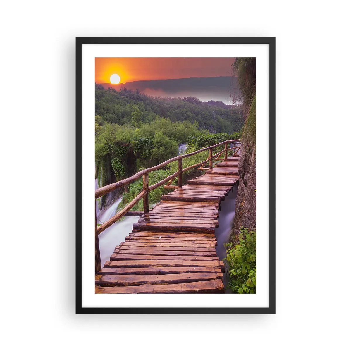 Poster in einem schwarzem Rahmen - Eine Holzbrücke im Grünen und die untergehende Sonne - 50x70cm - Schönheit jenseits des Glaubens - Moderne Wanddekoration für Wohnzimmer und Schlafzimmer ARTTOR