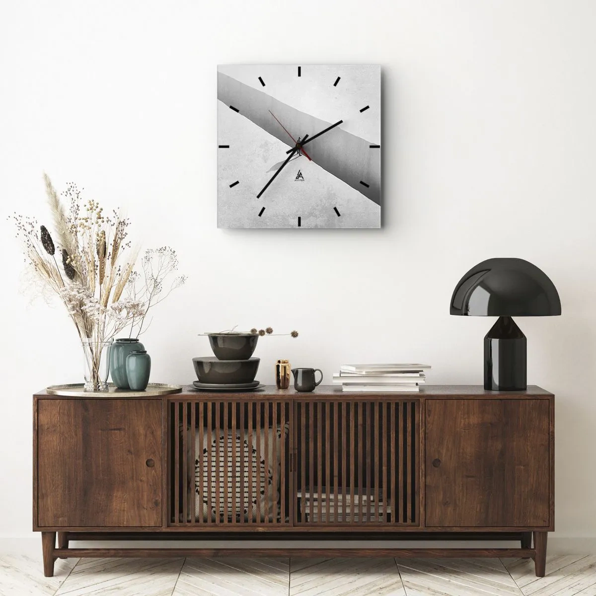 Wanduhr - Glasuhr - Eine einsame Gestalt steht in einer monochromen Umgebung über einem tiefen Abgrund. - 30x30cm - Klares Ziel - Moderne Wanddekoration für Wohnzimmer und Schlafzimmer ARTTOR