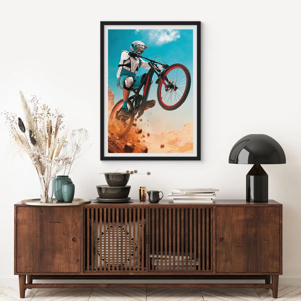 Poster in einem schwarzem Rahmen - Ein Mountainbiker führt einen dynamischen Sprung vor einer Wüstenlandschaft aus. - 50x70cm - Fahrrad-Wahnsinn-Dämon - Moderne Wanddekoration für Wohnzimmer und Schlafzimmer ARTTOR
