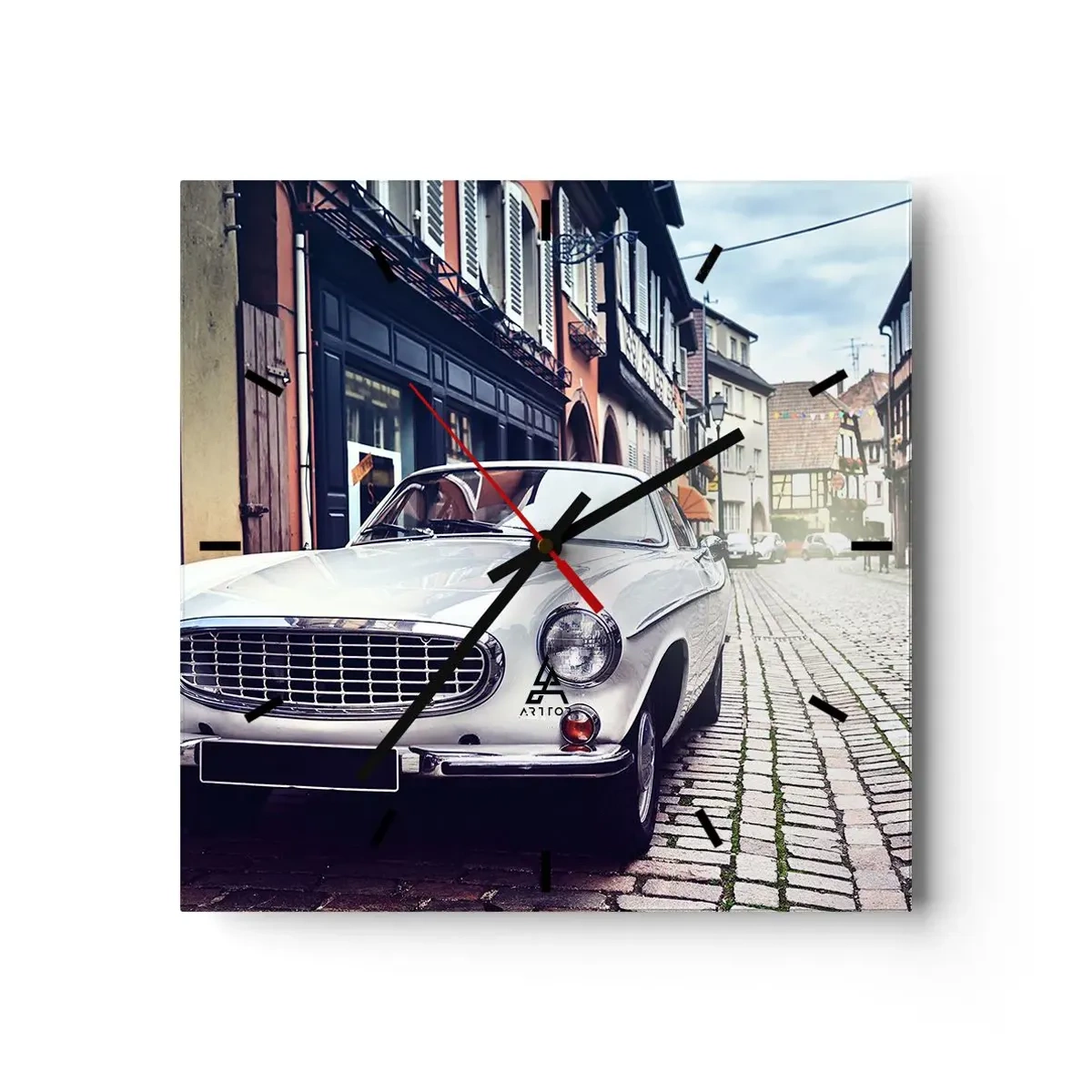 Wanduhr - Glasuhr - Ein klassisches weißes Auto auf einer gepflasterten Stadtstraße - 30x30cm - Die Vergangenheit ist heute - Moderne Wanddekoration für Wohnzimmer und Schlafzimmer ARTTOR