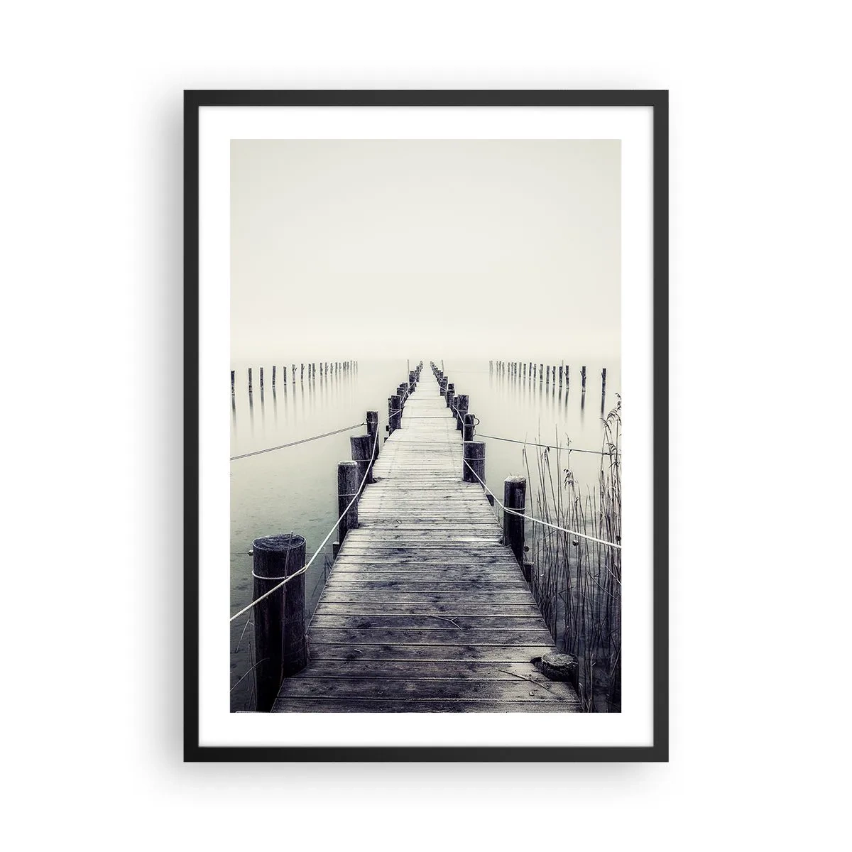 Poster in einem schwarzem Rahmen - Eine Holzbrücke, die in eine neblige Wasserfläche führt - 50x70cm - Tauchen Sie in Ruhe ein - Moderne Wanddekoration für Wohnzimmer und Schlafzimmer ARTTOR
