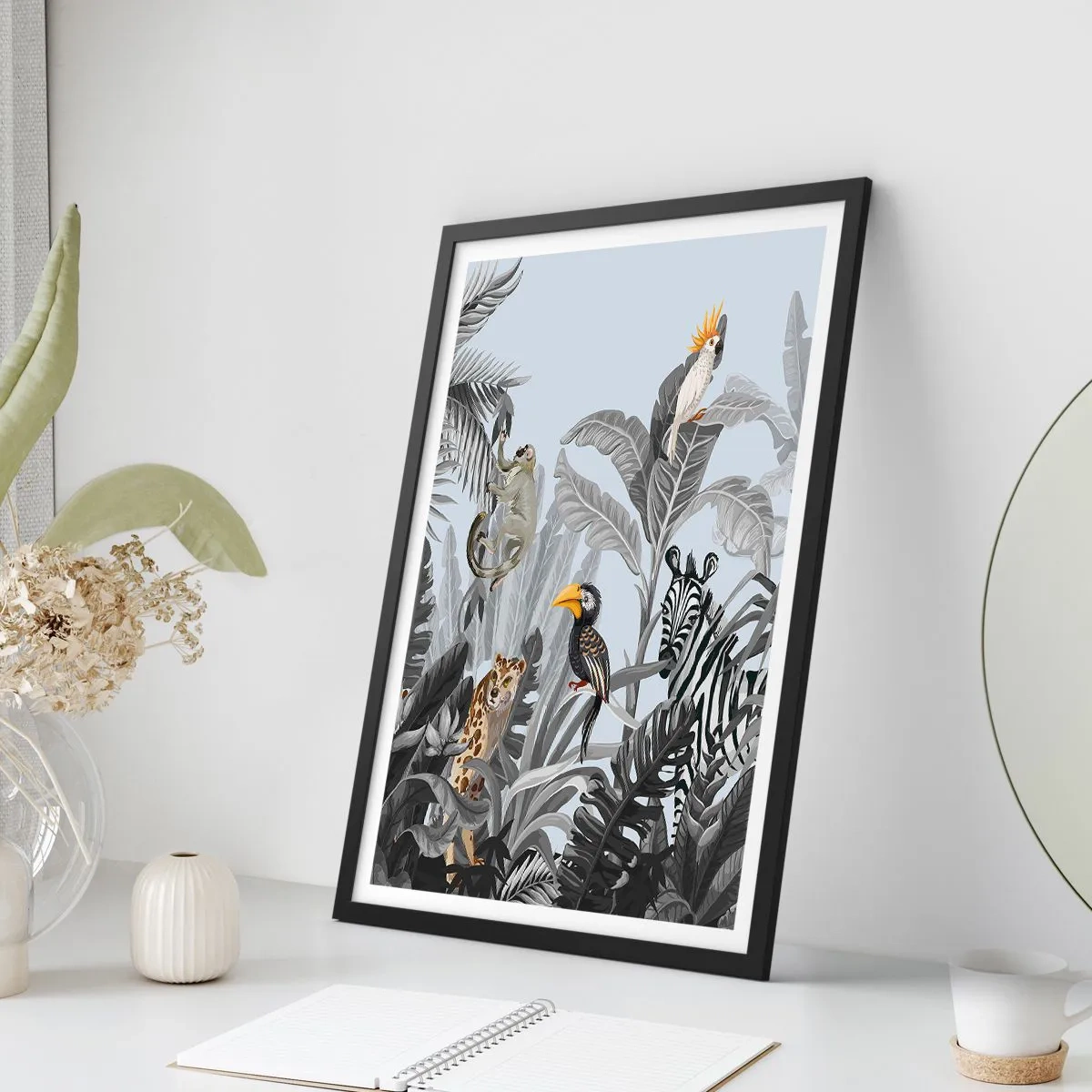 Poster in einem schwarzem Rahmen - Bunte tropische Tiere zwischen den Dschungelblättern - 50x70cm - Afrikanisches Märchen - Moderne Wanddekoration für Wohnzimmer und Schlafzimmer ARTTOR
