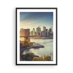 Poster in einem schwarzem Rahmen - Brooklyn Bridge und die Skyline von Manhattan in der Abenddämmerung - 50x70cm - Morgendämmerung der Großstadt - Moderne Wanddekoration für Wohnzimmer und Schlafzimmer ARTTOR