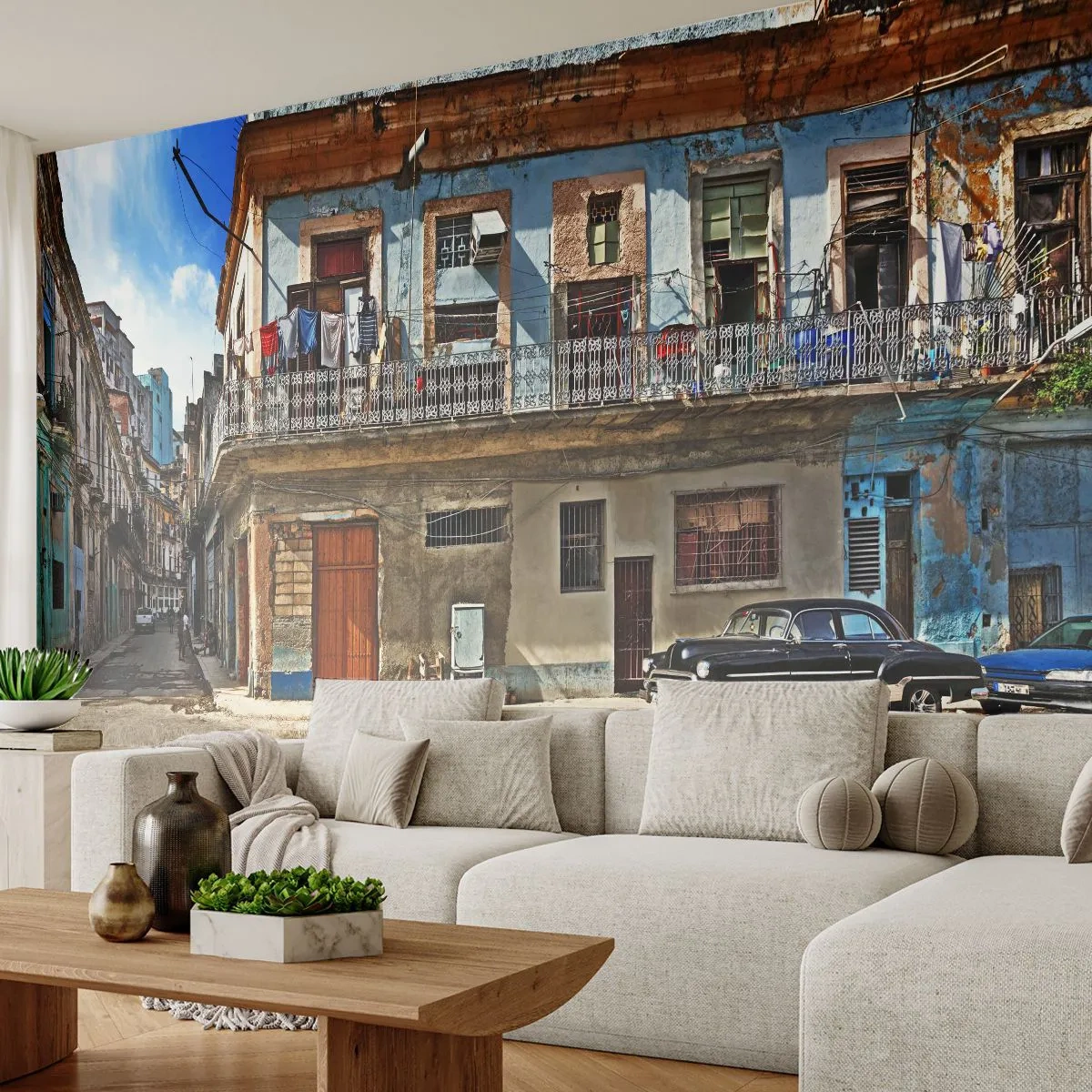 Fototapete Premium Sand - Ein altes Mietshaus mit Balkon und einem Oldtimer auf der Straße - 100x70cm - Havanna-Stimmung - Moderne Wanddekoration für Wohnzimmer und Schlafzimmer ARTTOR