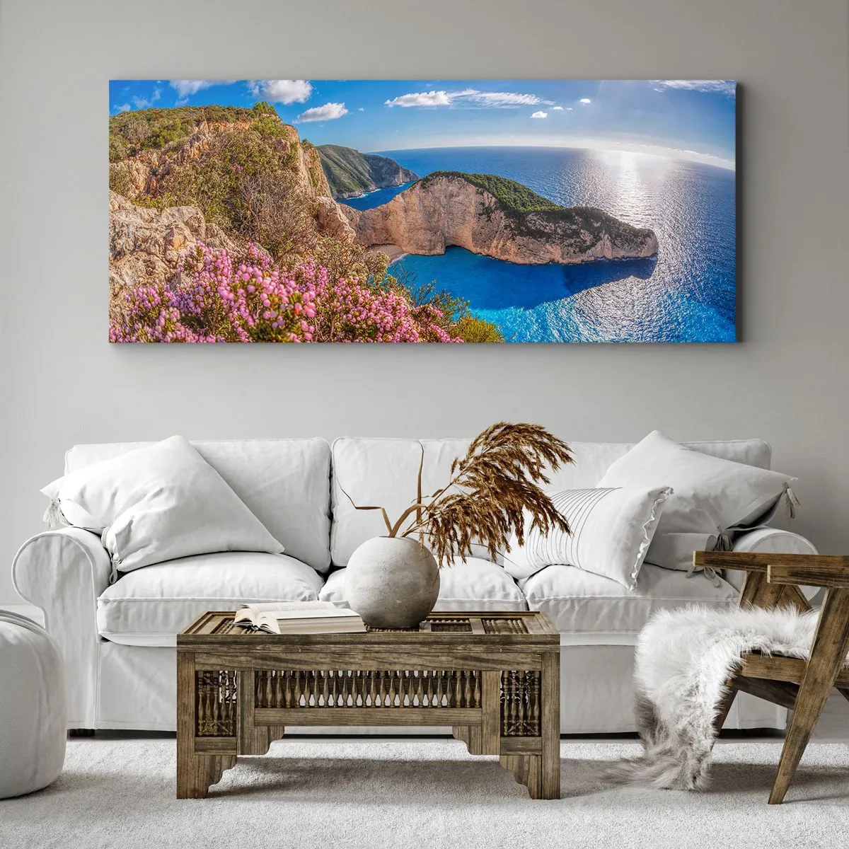 Bild auf Leinwand - Leinwandbild - Eine Klippe mit Blumen, ein türkisfarbenes Meer und eine sonnige griechische Landschaft - 140x50cm - Mein toller Griechenlandurlaub - Moderne Wanddekoration für Wohnzimmer und Schlafzimmer ARTTOR