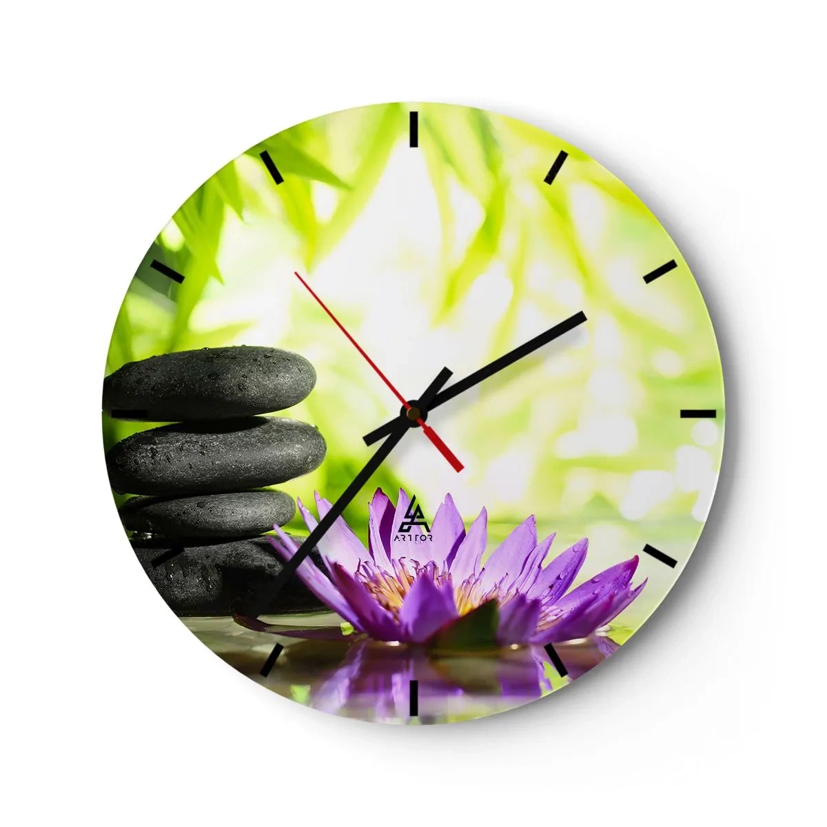 Wanduhr - Glasuhr - Ein Steinhaufen und eine Lotusblume vor dem Hintergrund grüner Vegetation - 30x30cm - In einem Bambusbusch - Moderne Wanddekoration für Wohnzimmer, Küche und Schlafzimmer ARTTOR