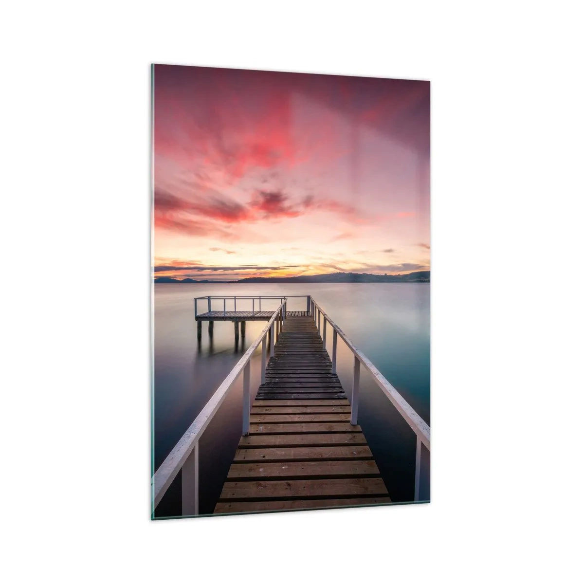 Glasbild - Bild auf glas - Ein Steg, der bei Sonnenuntergang zu einem ruhigen See führt - 70x100cm - Die sanfte Flamme des Abends - Moderne Wanddekoration für Wohnzimmer und Schlafzimmer ARTTOR