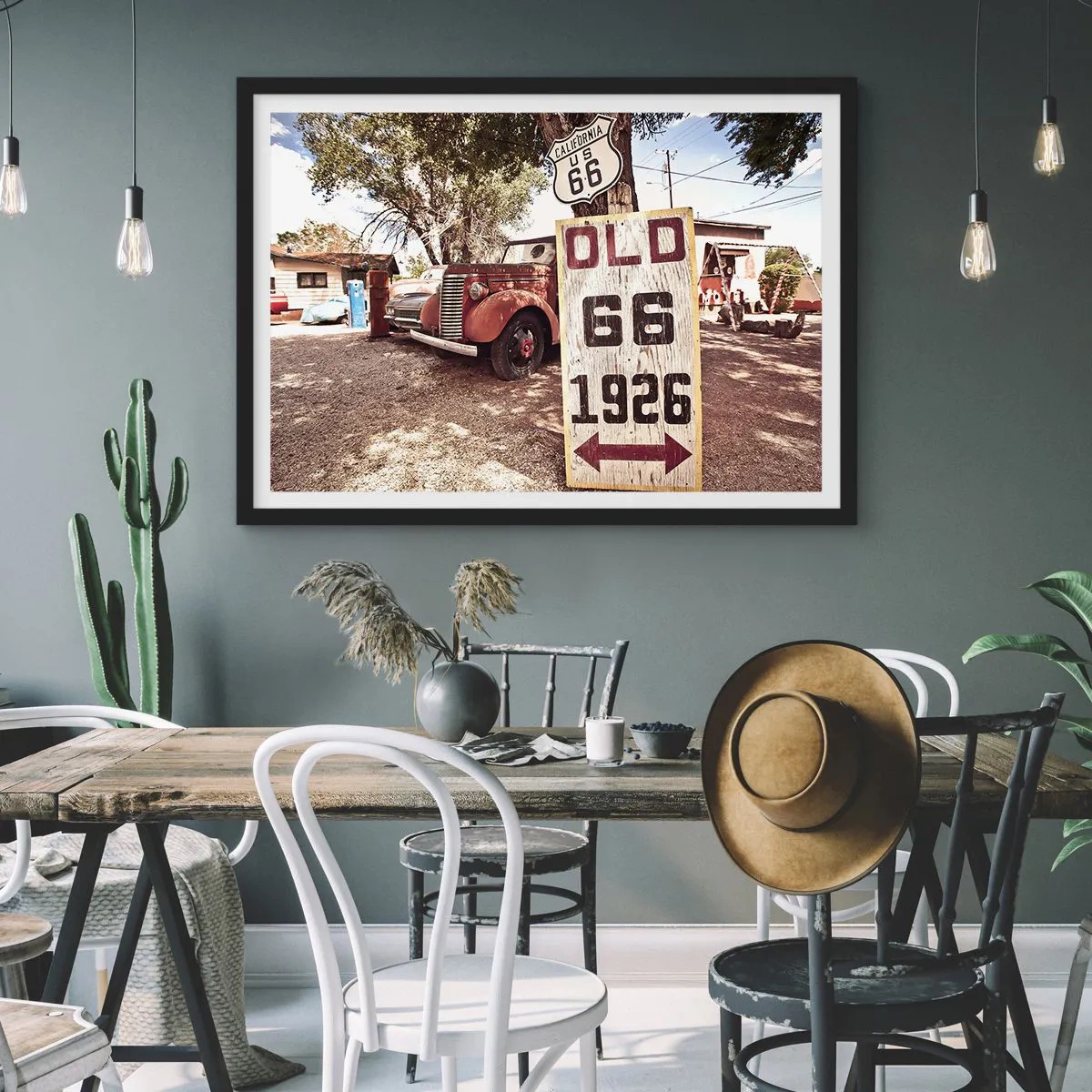 Poster in einem schwarzem Rahmen - Retro-Auto und Route 66-Schild in rustikalem Ambiente - 70x50cm - Die Legende der amerikanischen Provinz - Moderne Wanddekoration für Wohnzimmer und Schlafzimmer ARTTOR