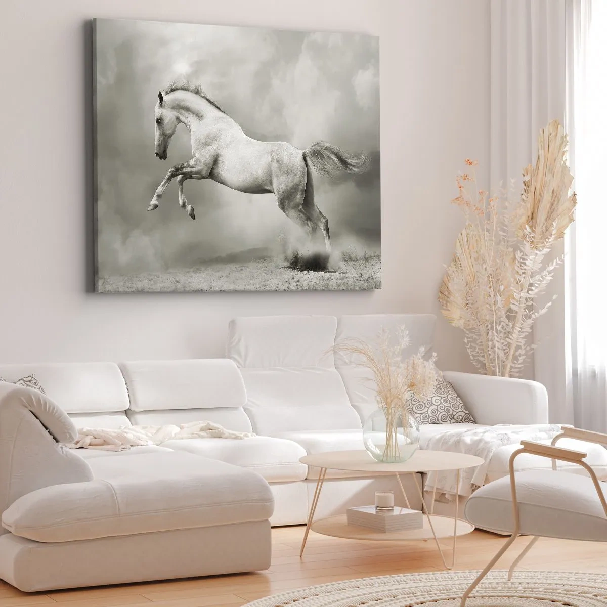 Bild auf Leinwand - Leinwandbild - Ein weißes Pferd in einem dynamischen Sprung vor dem Hintergrund nebliger Wolken. - 70x50cm - Zwischen Aufwachen und Schlafen - Moderne Wanddekoration für Wohnzimmer und Schlafzimmer ARTTOR