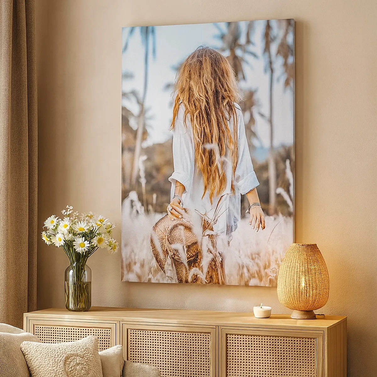 Bild auf Leinwand - Leinwandbild - Eine Frau auf einer Wiese mit Palmen im Hintergrund bei Sonnenuntergang - 50x70cm - Geboren aus Grasflaum - Moderne Wanddekoration für Wohnzimmer und Schlafzimmer ARTTOR