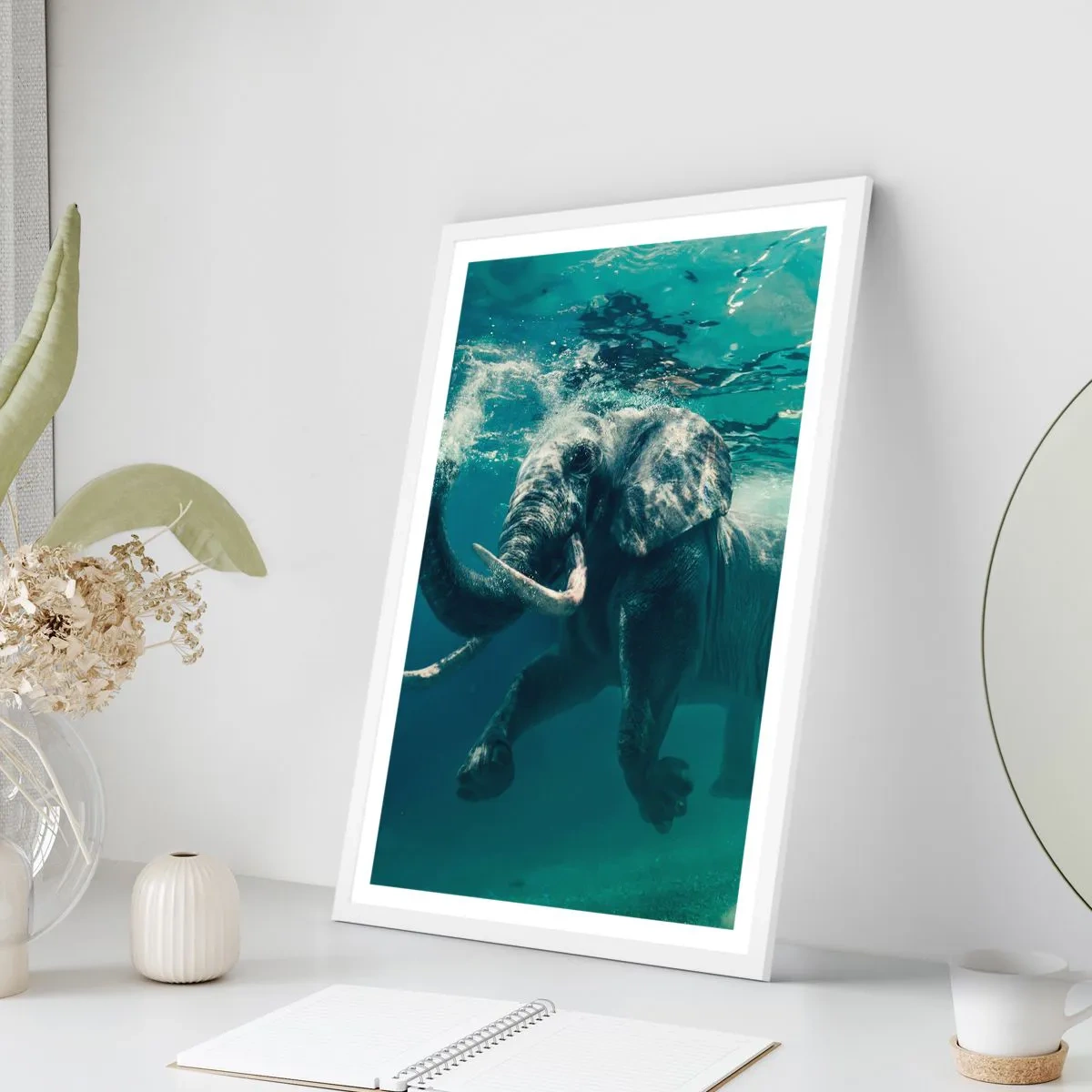 Poster in einem weißen Rahmen - Jeder schwimmt gerne - 70x100 cm