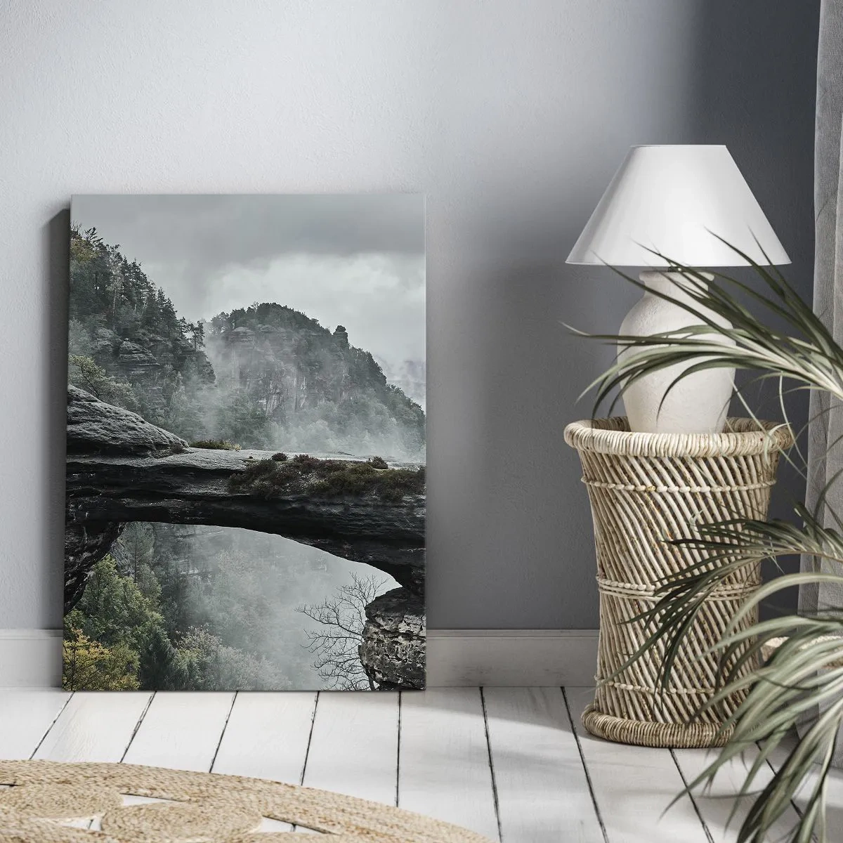 Bild auf Leinwand - Leinwandbild - Ein Steinbogen, umgeben von nebligen Bergen und Wäldern - 80x120cm - Abenteuer beginnt gleich - Moderne Wanddekoration für Wohnzimmer und Schlafzimmer ARTTOR