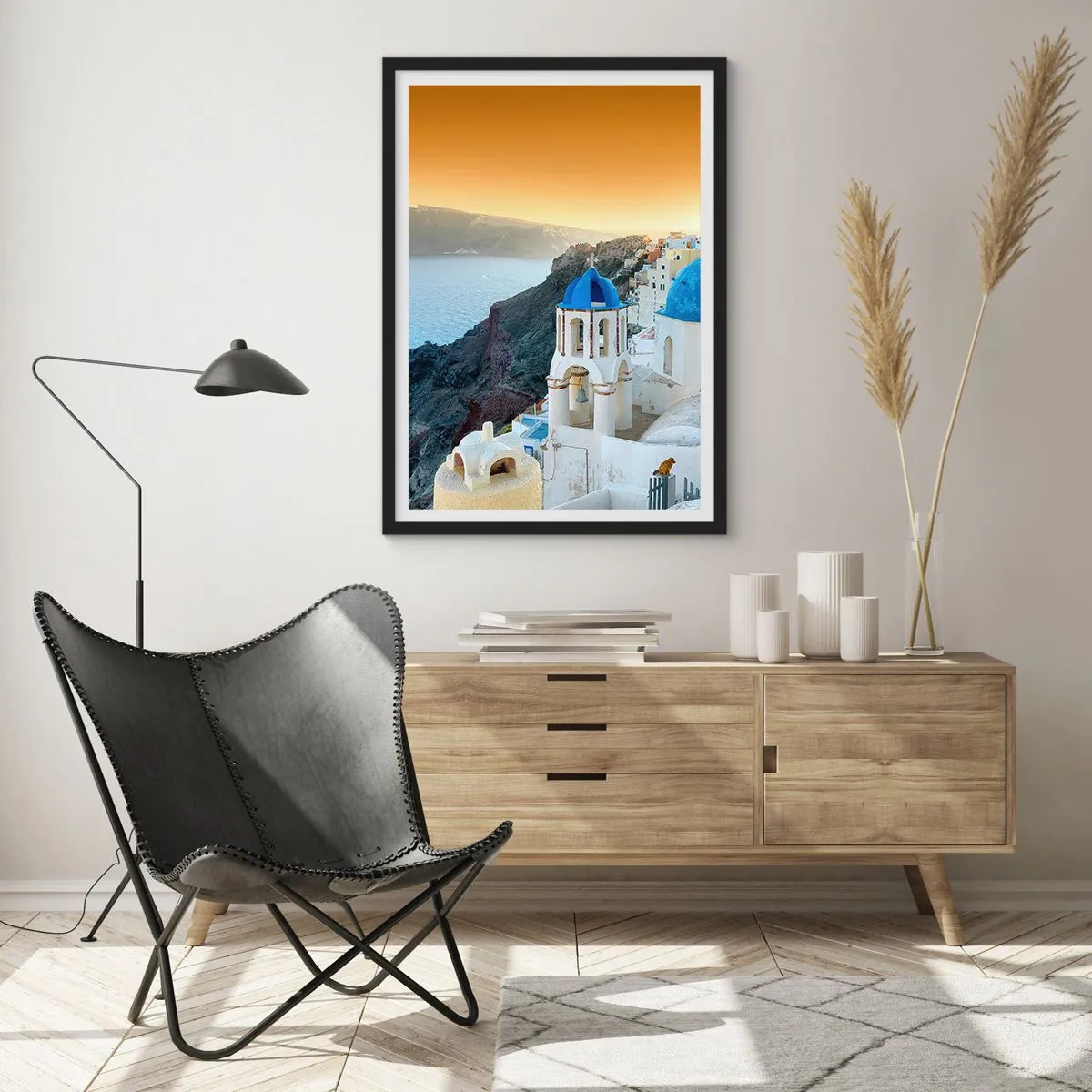 Poster in einem schwarzem Rahmen - Santorini mit seinen weißen Häusern und blauen Kuppeln - 50x70cm - Santorini - an die Felsen gekuschelt - Moderne Wanddekoration für Wohnzimmer und Schlafzimmer ARTTOR