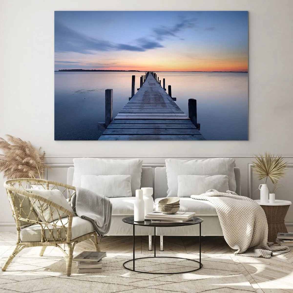 Glasbild - Bild auf glas - Ein Holzsteg über einem ruhigen See bei Sonnenuntergang - 70x50cm - Die Ruhe einer heiteren Dämmerung - Moderne Wanddekoration für Wohnzimmer und Schlafzimmer ARTTOR