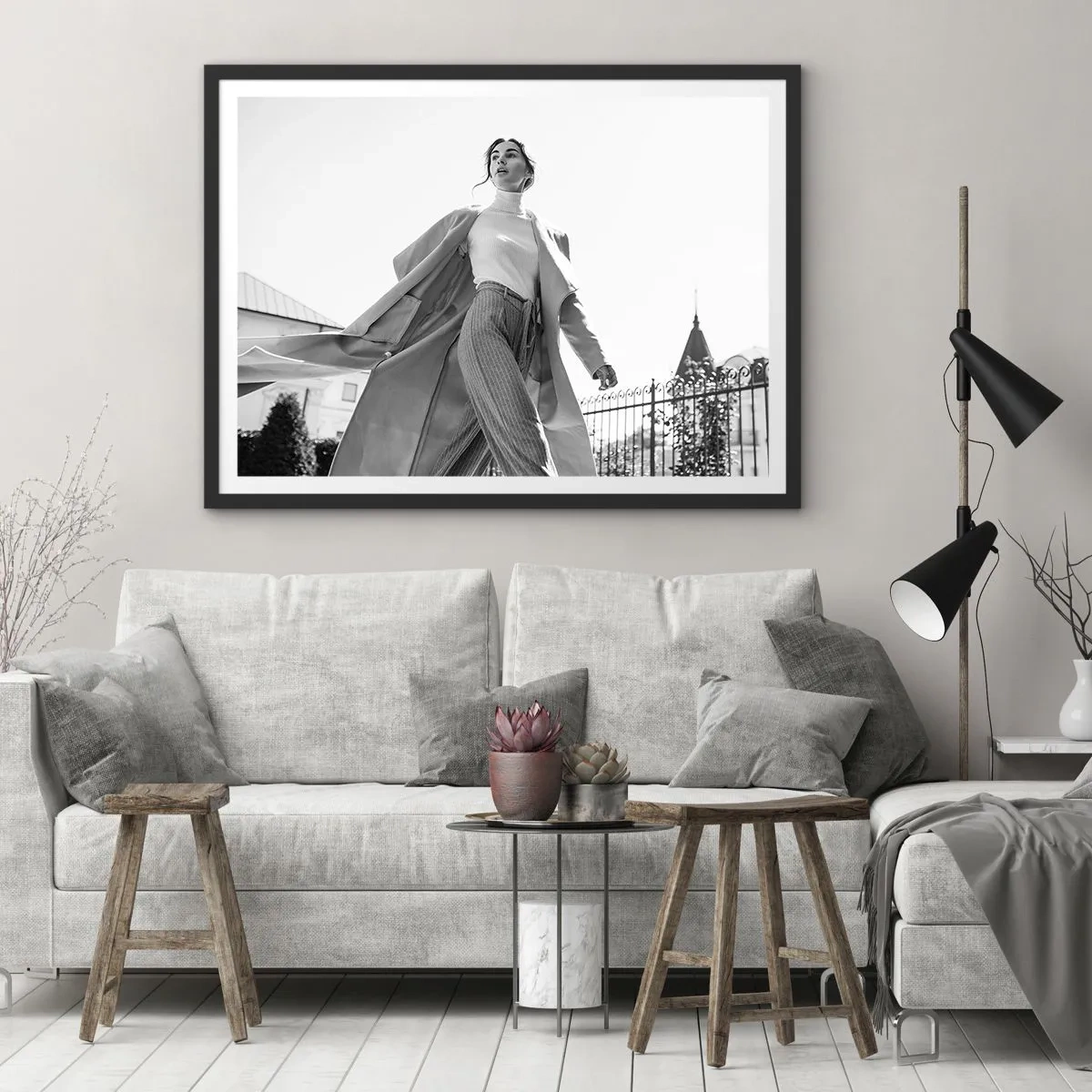 Poster in einem schwarzem Rahmen - Stilvolle Frau im Mantel vor schwarz-weißem Architekturhintergrund - 70x50cm - Gehst du mit mir? - Moderne Wanddekoration für Wohnzimmer und Schlafzimmer ARTTOR