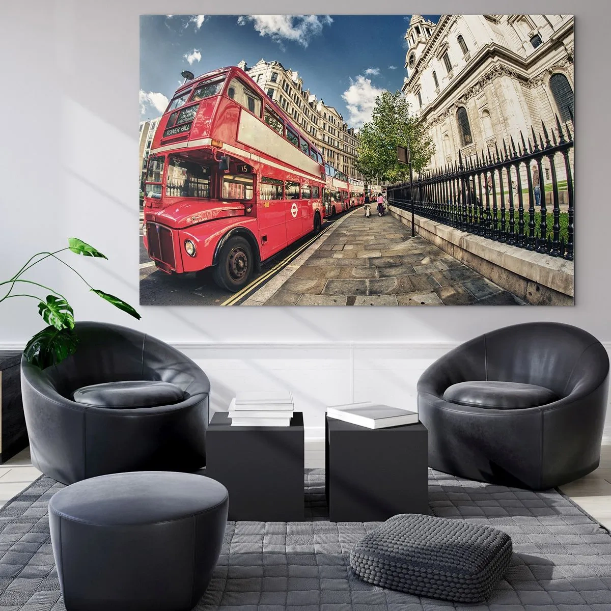 Glasbild - Bild auf glas - Ein roter Doppeldeckerbus in einer städtischen Umgebung - 120x80cm - Londoner Straße in Grau und Rot - Moderne Wanddekoration für Wohnzimmer und Schlafzimmer ARTTOR