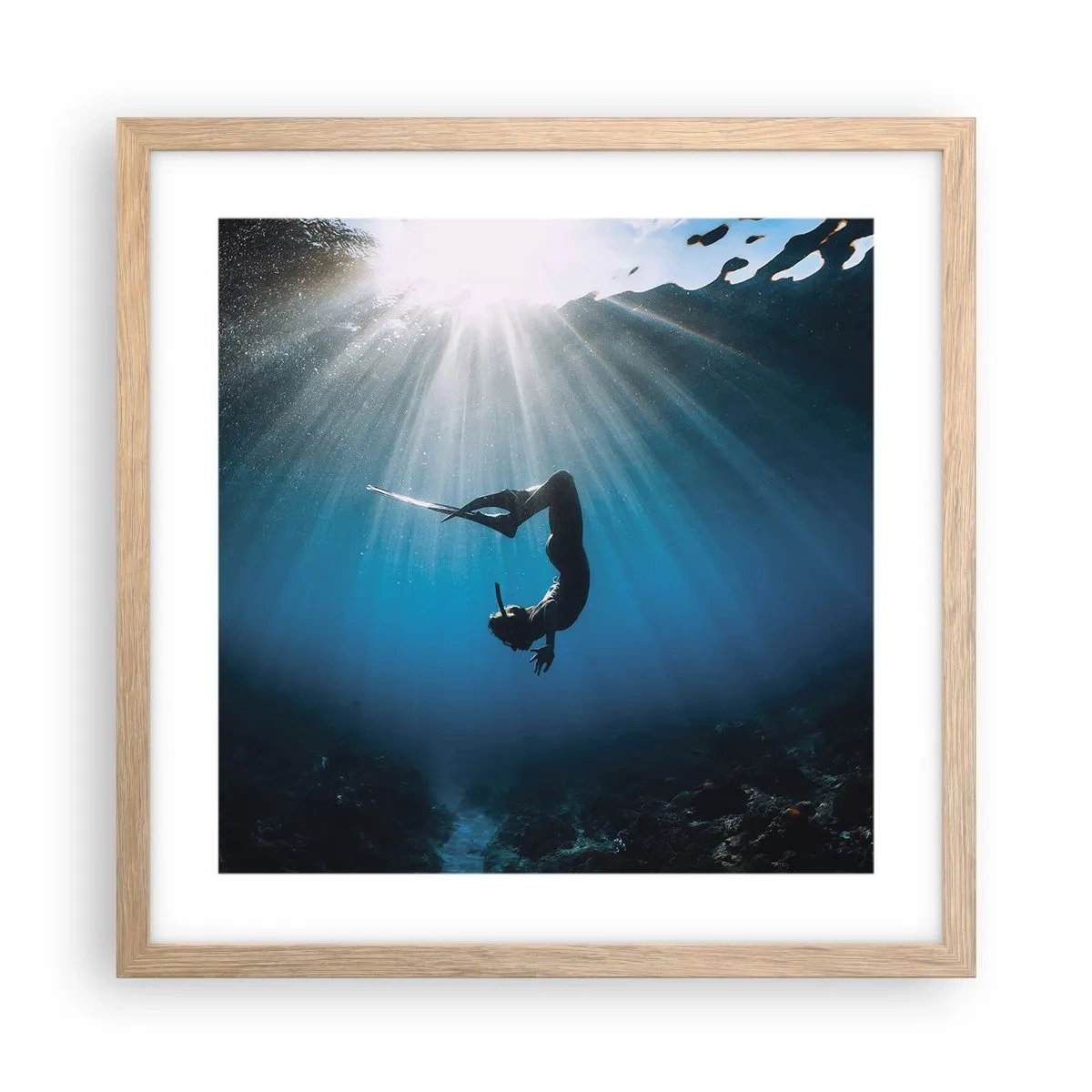 Poster in einem Rahmen aus heller Eiche - Tanz unter Wasser - 40x40 cm