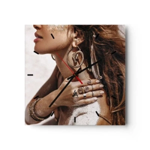 Wanduhr - Glasuhr - Stilvolle Frau mit Schmuck vor hellem Sandhintergrund - 30x30cm - Königin des wilden Strandes - Moderne Wanddekoration für Wohnzimmer und Schlafzimmer ARTTOR