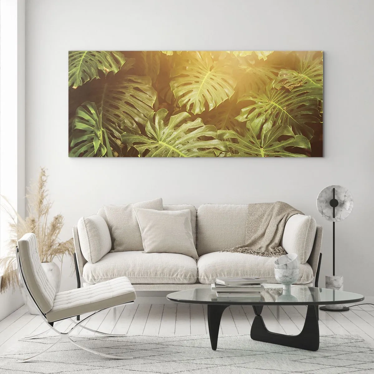 Glasbild - Bild auf glas - Monstera-Blätter im Sonnenlicht vor einem natürlichen Hintergrund - 160x50cm - Ins Grüne tretren... - Moderne Wanddekoration für Wohnzimmer und Schlafzimmer ARTTOR