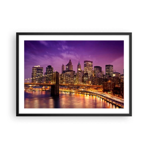 Poster in einem schwarzem Rahmen - Panorama der Stadt mit der Brücke im Abendlicht vor dem violetten Himmel - 70x50cm - Violett-goldenes Manhathann - Moderne Wanddekoration für Wohnzimmer und Schlafzimmer ARTTOR