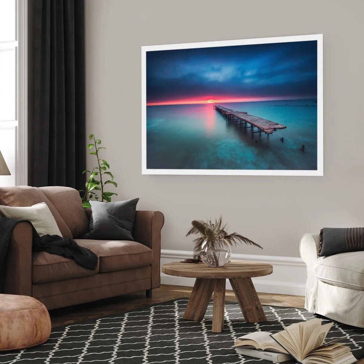 Poster - Ein Holzsteg, der bei Sonnenuntergang direkt aufs Meer hinausführt - 100x70cm - Zwischen Himmel und Erde - Moderne Wanddekoration für Wohnzimmer und Schlafzimmer ARTTOR