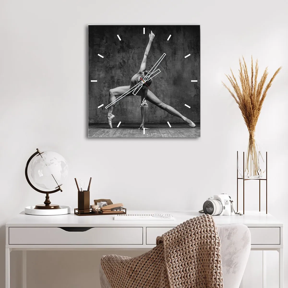 Wanduhr - Glasuhr - Eine Tänzerin in künstlerischer Pose vor einer rohen Wand - 30x30cm - Das Ideal des Gleichgewichts - Moderne Wanddekoration für Wohnzimmer und Schlafzimmer ARTTOR