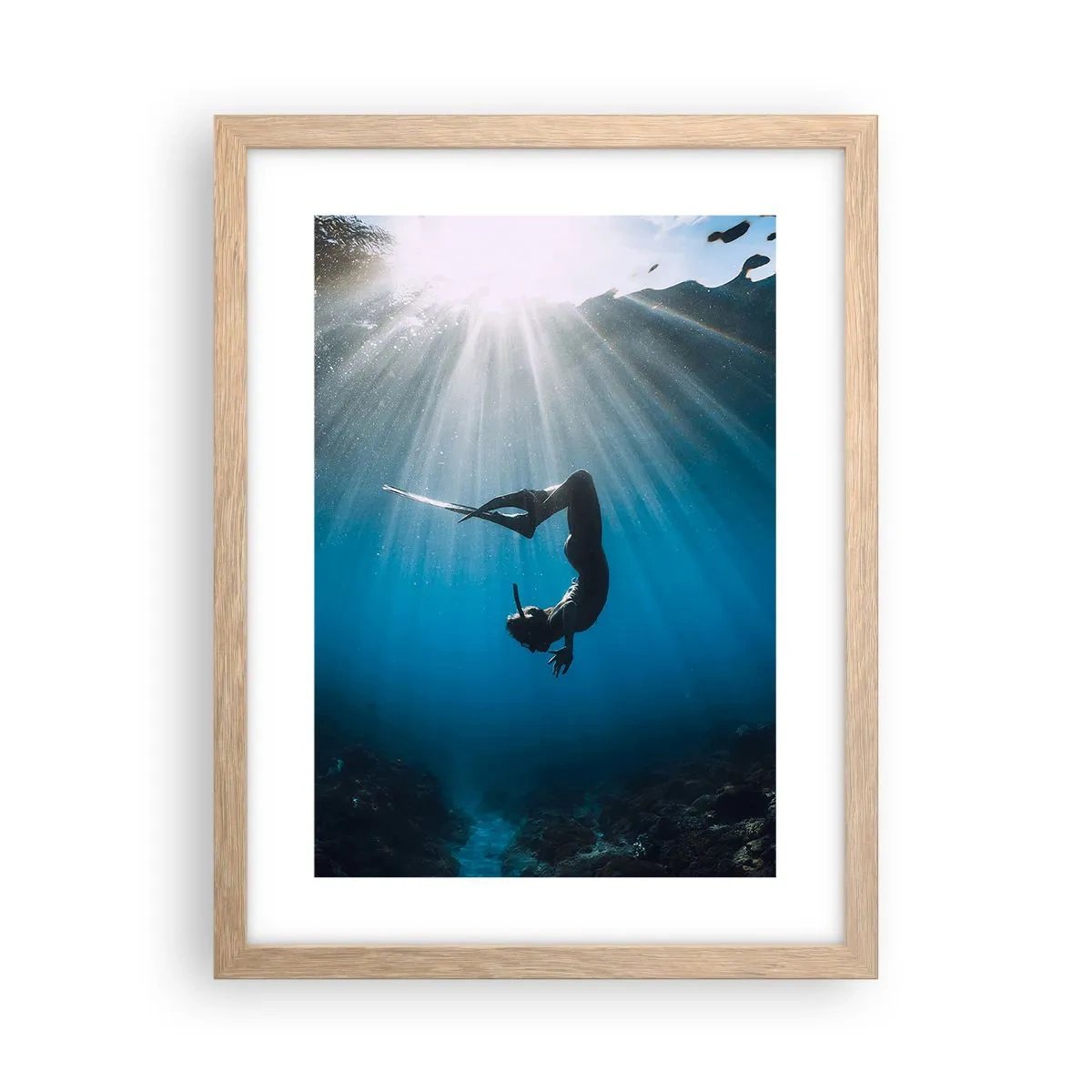 Poster in einem Rahmen aus heller Eiche - Tanz unter Wasser - 30x40 cm