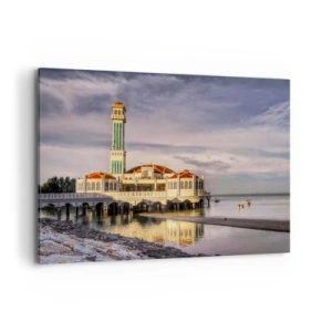 Bild auf Leinwand - Leinwandbild - Ein beeindruckendes Gebäude mit einem Minarett auf dem Wasser, umgeben von einer friedlichen Landschaft - 120x80cm - Tempel der Natur - Moderne Wanddekoration für Wohnzimmer und Schlafzimmer ARTTOR