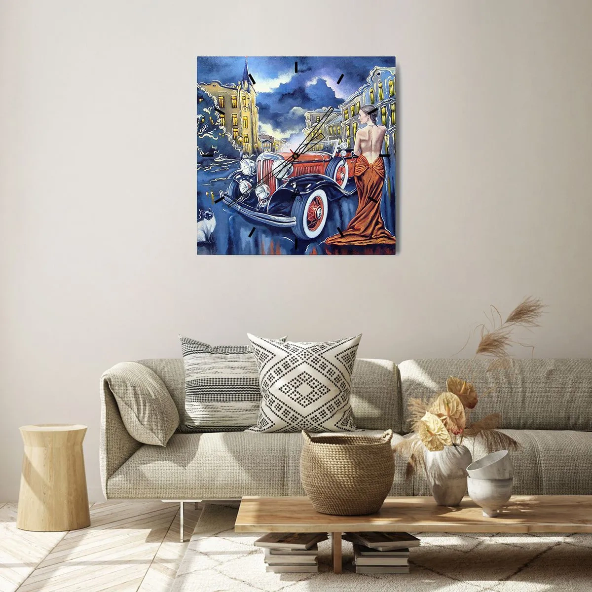 Wanduhr - Glasuhr - Eine Frau in einem eleganten Kleid neben einem Retro-Auto in der Nacht - 30x30cm - Nocturne in Blau und Koralle - Moderne Wanddekoration für Wohnzimmer und Schlafzimmer ARTTOR