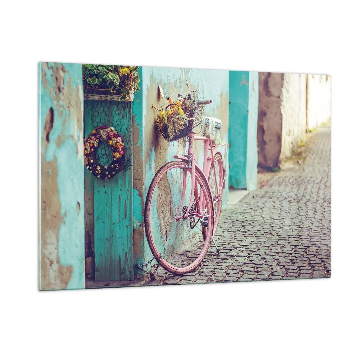 Glasbild - Bild auf glas - Ein rosa Fahrrad lehnt an einer Wand mit Blumen in Körben vor einem pastellfarbenen Hintergrund. - 120x80cm - Ich komme gleich wieder - Moderne Wanddekoration für Wohnzimmer und Schlafzimmer ARTTOR