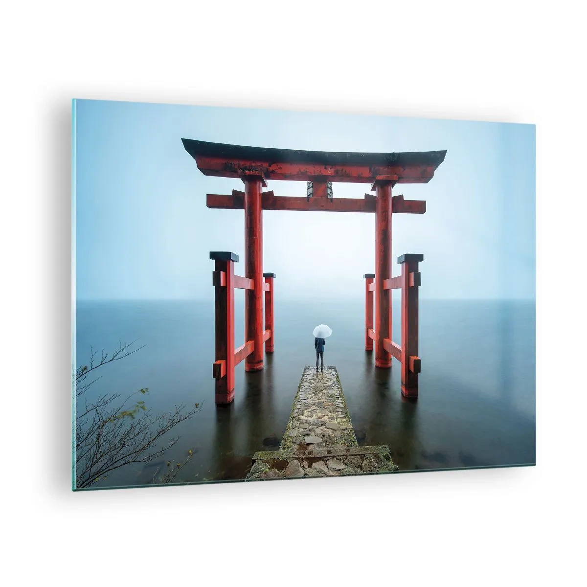 Glasbild - Bild auf glas - Ein rotes Torii über ruhigem Wasser in einer nebligen Umgebung - 70x50cm - Japanische Träumerei - Moderne Wanddekoration für Wohnzimmer und Schlafzimmer ARTTOR