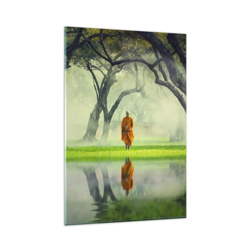 Glasbild - Bild auf glas - Ein Mönch in einer orangefarbenen Robe in einem Wald mit nebligem Hintergrund und Spiegelung im Wasser. - 80x120cm - Auf dem Weg zur Erleuchtung - Moderne Wanddekoration für Wohnzimmer und Schlafzimmer ARTTOR