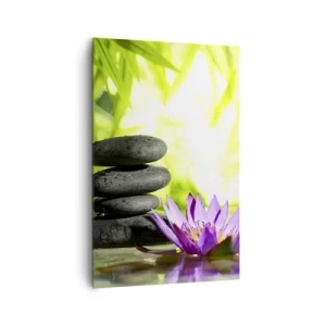 Bild auf Leinwand - Leinwandbild - Ein Stapel Zen-Steine und eine Lotusblume vor einem Hintergrund aus Bambusblättern. - 80x120cm - In einem Bambusbusch - Moderne Wanddekoration für Wohnzimmer und Schlafzimmer ARTTOR