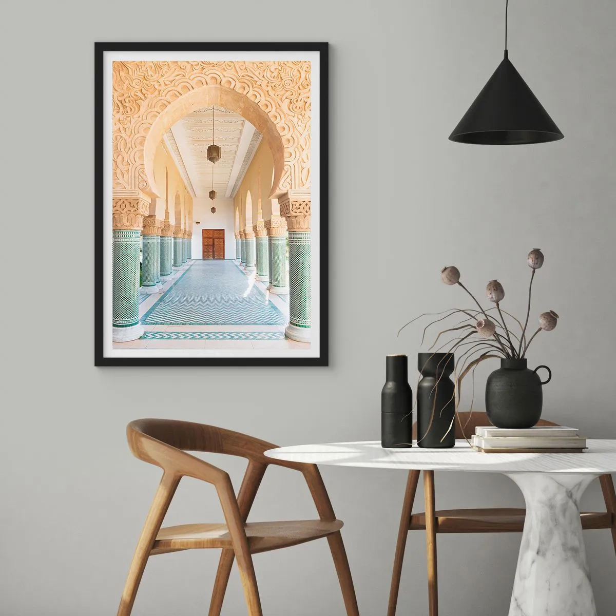 Poster in einem schwarzem Rahmen - Foto eines dekorierten Arkadengangs im orientalischen Stil - 50x70cm - Aus den Geschichten von Scheherazade - Moderne Wanddekoration für Wohnzimmer und Schlafzimmer ARTTOR