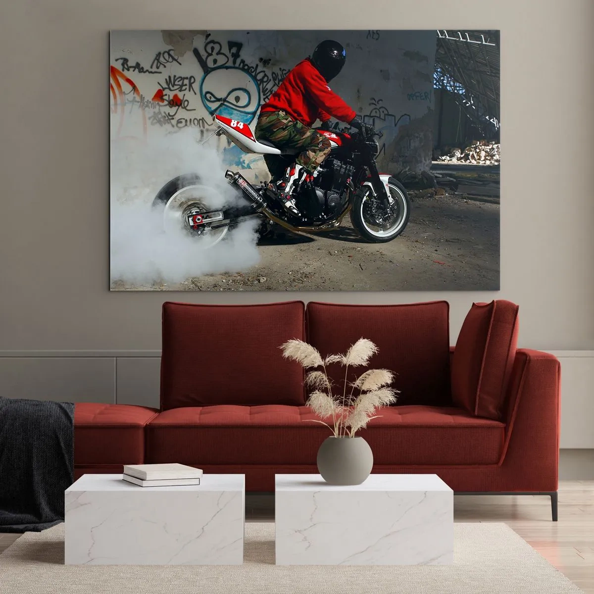 Glasbild - Bild auf glas - Motorradfahrer im Einsatz in einem Industriegebiet - 100x70cm - Verfolge mich! - Moderne Wanddekoration für Wohnzimmer und Schlafzimmer ARTTOR