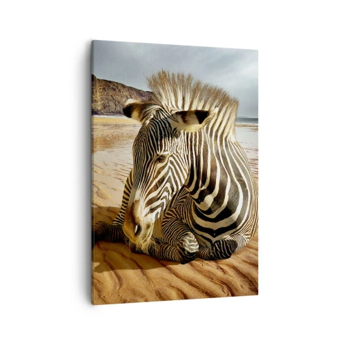 Bild auf Leinwand - Leinwandbild - Ein Zebra ruht sich an einem Sandstrand mit Klippen im Hintergrund aus. - 50x70cm - Wir passen zusammen - Moderne Wanddekoration für Wohnzimmer und Schlafzimmer ARTTOR