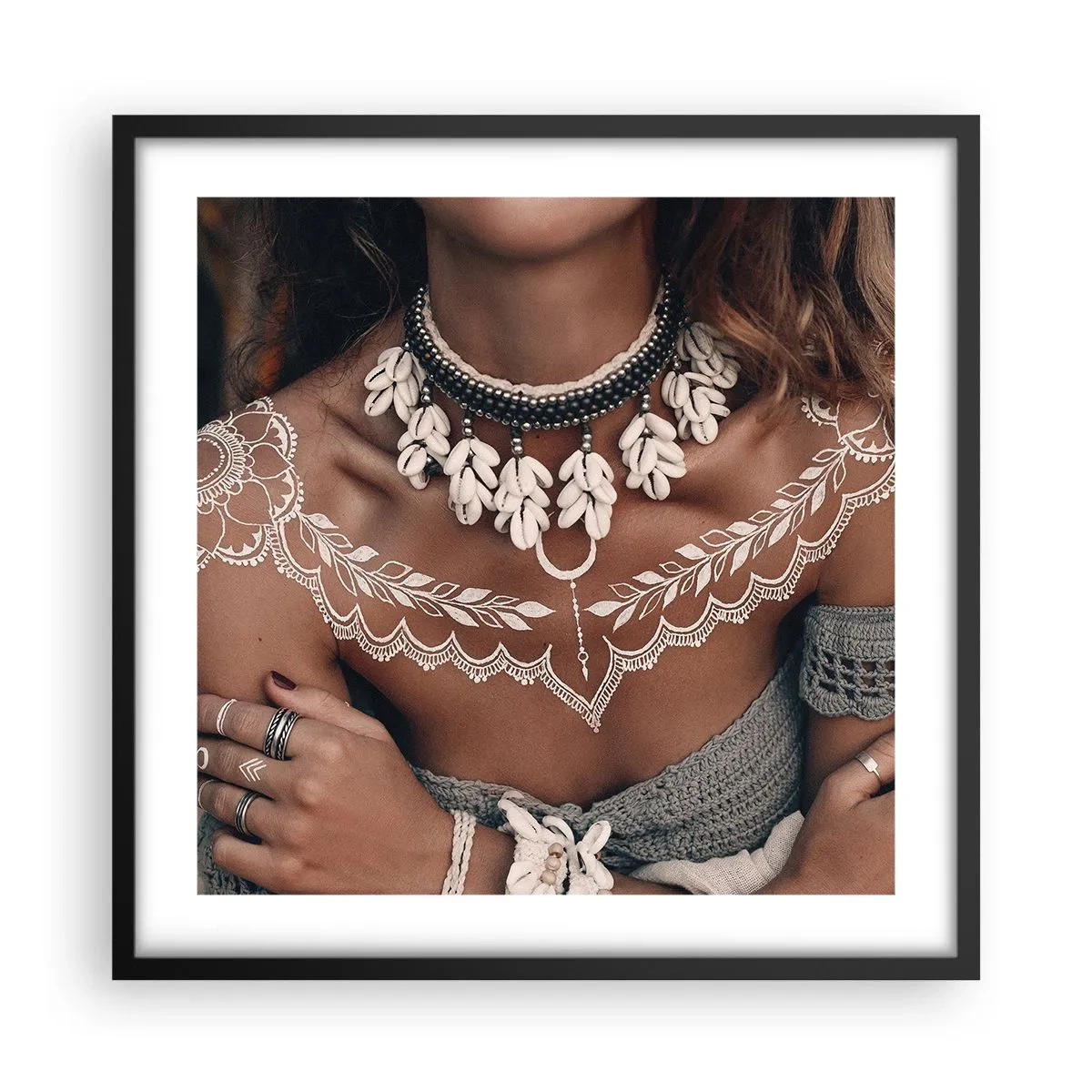 Poster in einem schwarzem Rahmen - Talismane, Rituale der Weiblichkeit - 50x50 cm