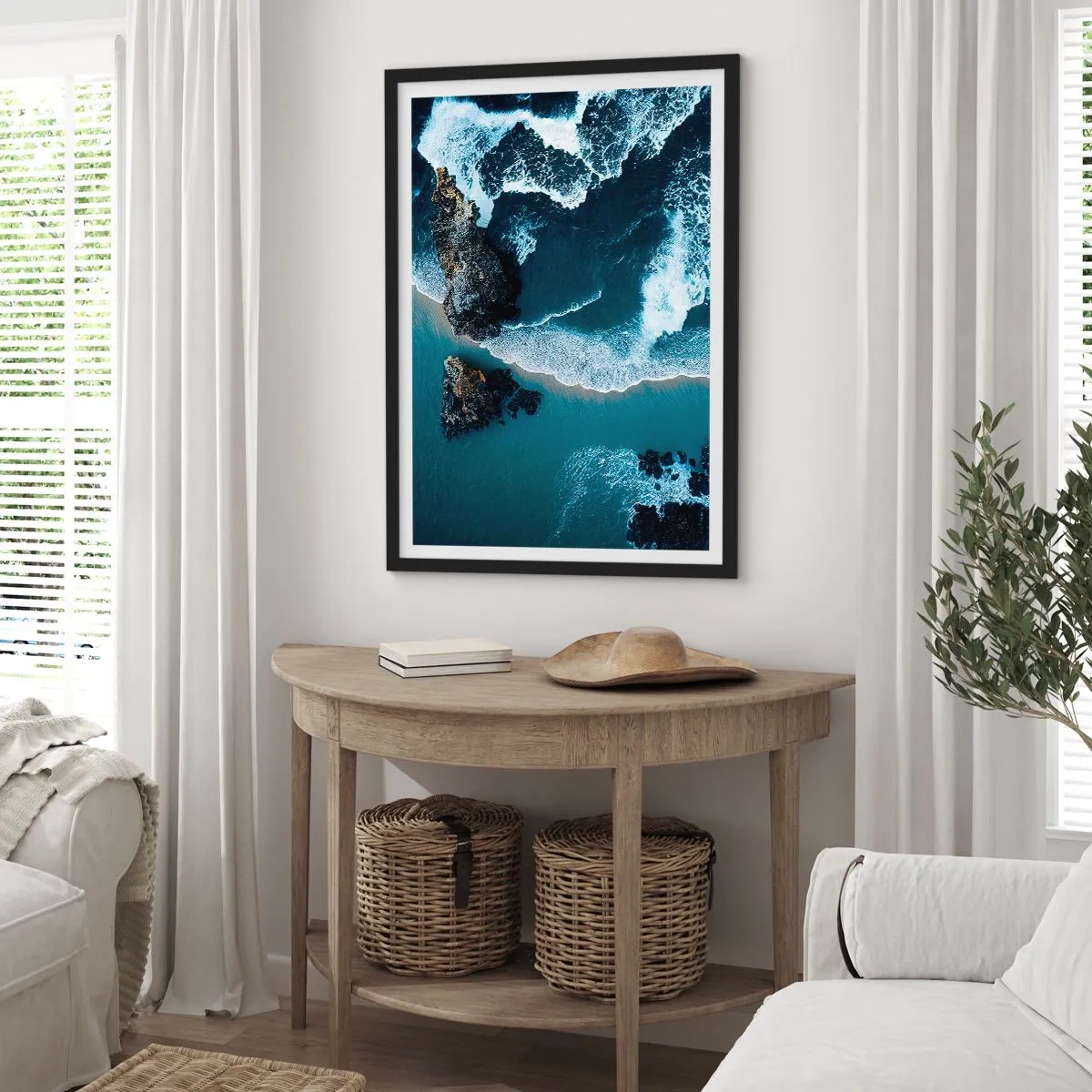 Poster in einem schwarzem Rahmen - Blick auf die Meereswellen, die gegen die Felsen schlagen - 50x70cm - In Wellen gehüllt - Moderne Wanddekoration für Wohnzimmer und Schlafzimmer ARTTOR