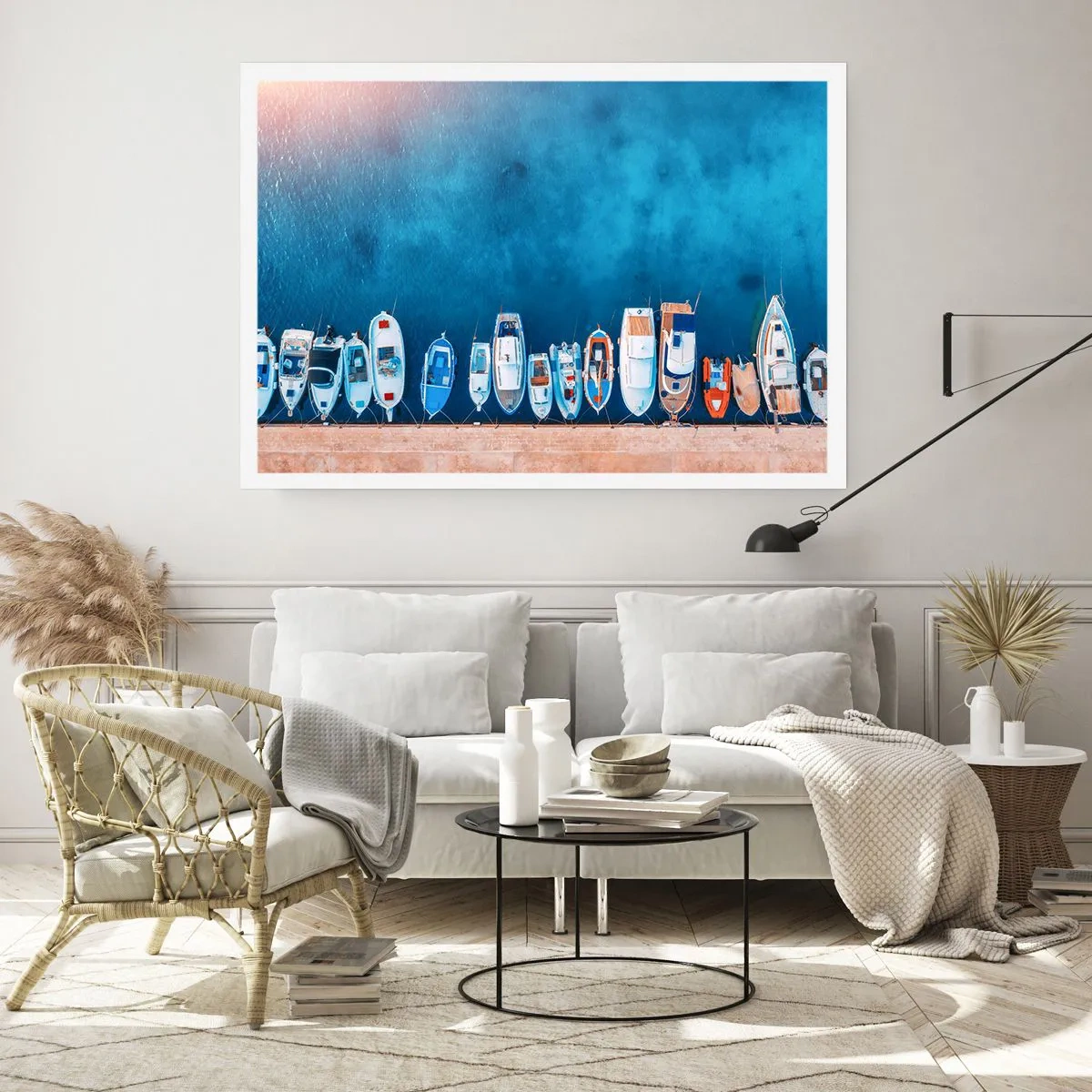 Poster - Boote vertäut am Ufer vor dem blauen Wasser - 100x70cm - In einer Reihe - Moderne Wanddekoration für Wohnzimmer und Schlafzimmer ARTTOR