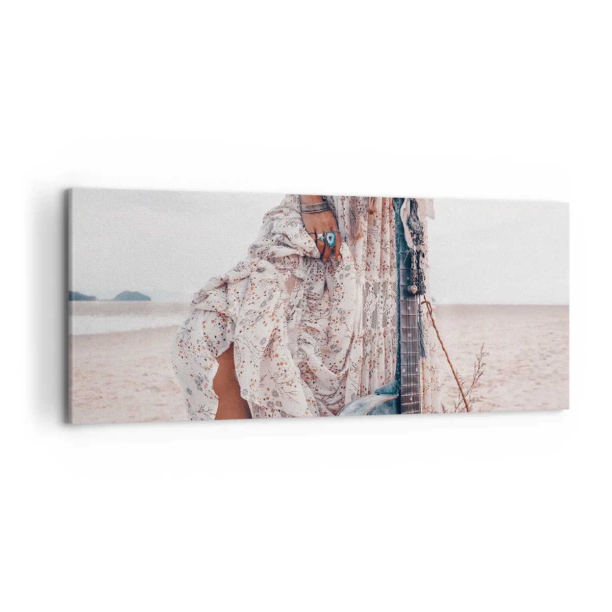 Bild auf Leinwand - Leinwandbild - Frau im Boho-Stil mit Gitarre am Strand - 120x50cm - Kinderblumen auf dem Weg - Moderne Wanddekoration für Wohnzimmer und Schlafzimmer ARTTOR