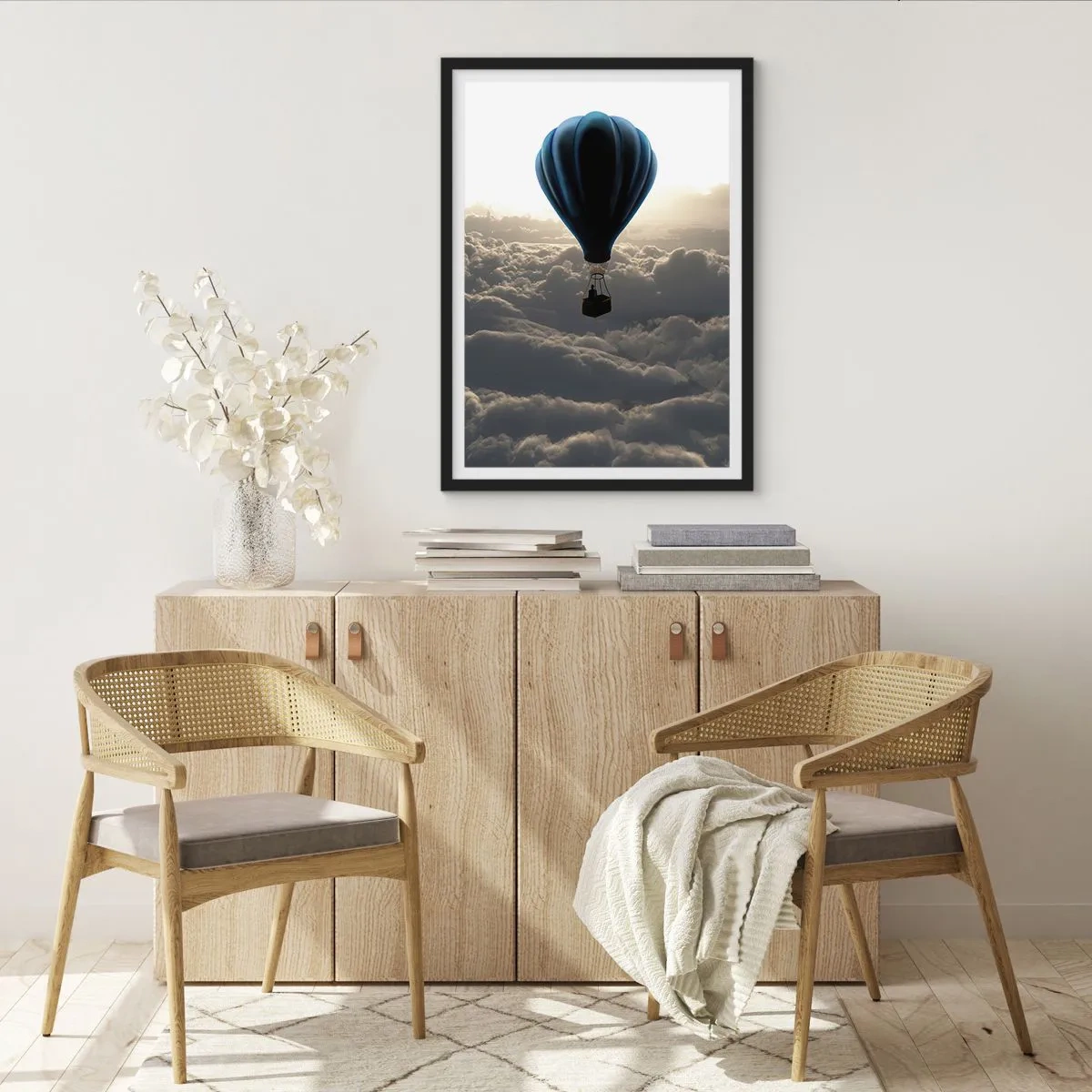 Poster in einem schwarzem Rahmen - Ein Wanderer über den Wolken - 40x50 cm