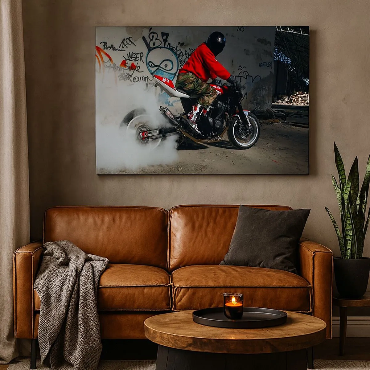 Bild auf Leinwand - Leinwandbild - Ein Motorradfahrer vollführt einen spektakulären Drift in einem verlassenen, mit Graffiti bedeckten Gebäude. - 70x50cm - Verfolge mich! - Moderne Wanddekoration für Wohnzimmer und Schlafzimmer ARTTOR