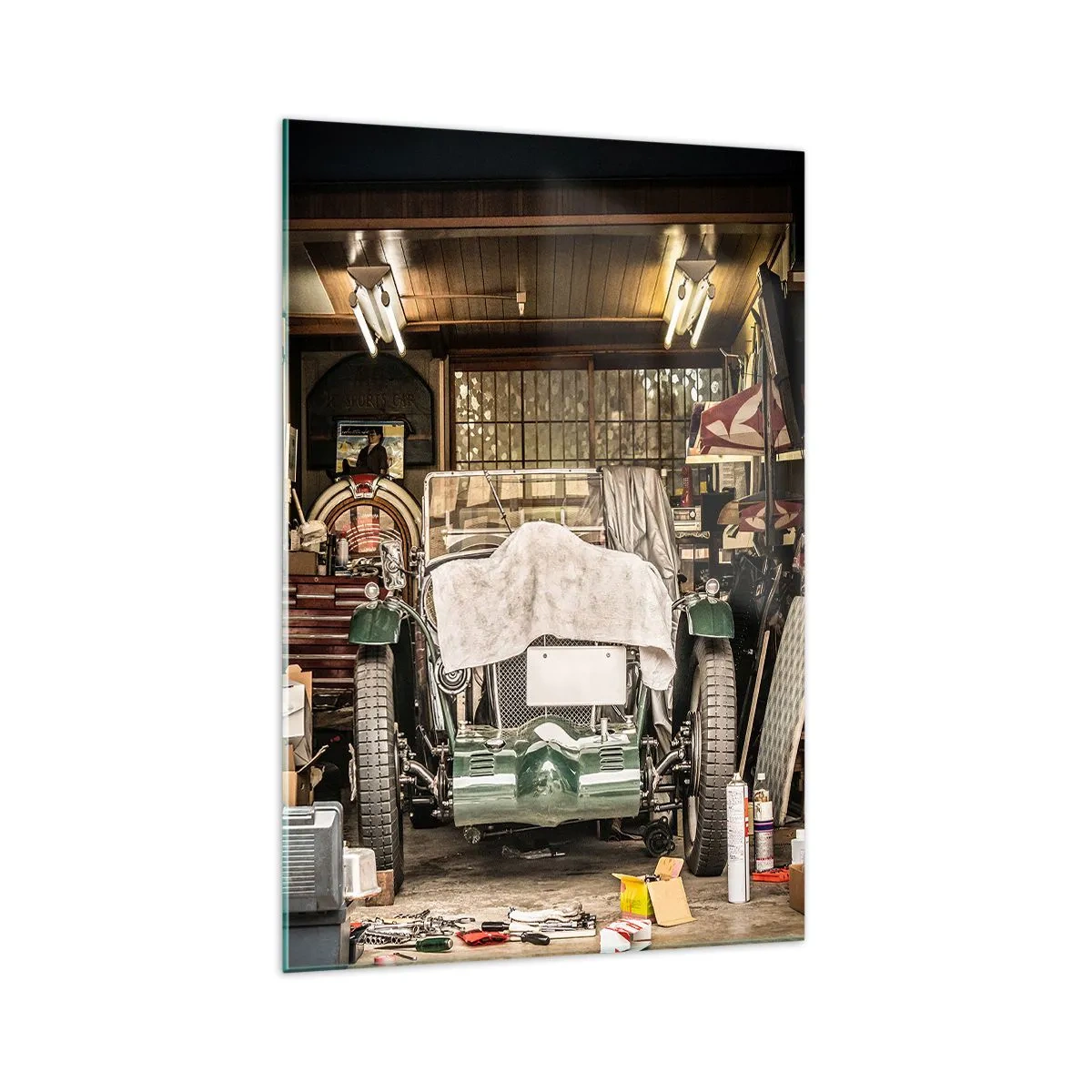 Glasbild - Bild auf glas - Ein altes Auto in einer Garage, umgeben von Werkzeugen und Geräten - 70x100cm - Zurück in die Vergangenheit - Moderne Wanddekoration für Wohnzimmer und Schlafzimmer ARTTOR