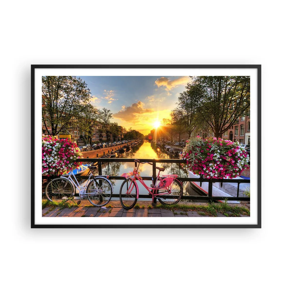 Poster in einem schwarzem Rahmen - Fahrräder auf einer Brücke im Schein der untergehenden Sonne - 100x70cm - Frühlingsmorgen in Amsterdam - Moderne Wanddekoration für Wohnzimmer und Schlafzimmer ARTTOR