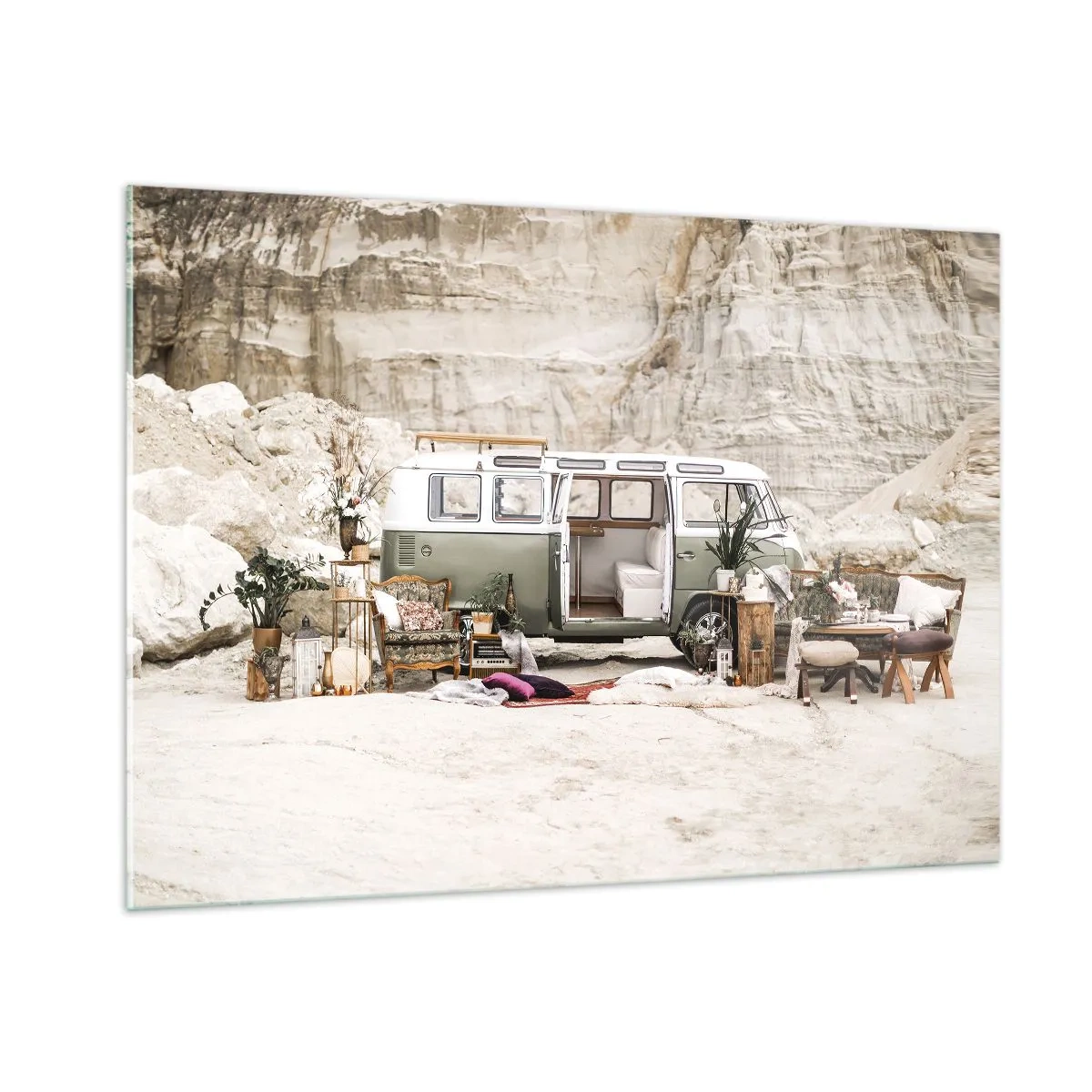 Glasbild - Bild auf glas - Das Innere eines Wohnmobils in einer Wüstenlandschaft mit Boho- und Naturelementen. - 100x70cm - Es ist die Zeit, die Reise zu beginnen - Moderne Wanddekoration für Wohnzimmer und Schlafzimmer ARTTOR