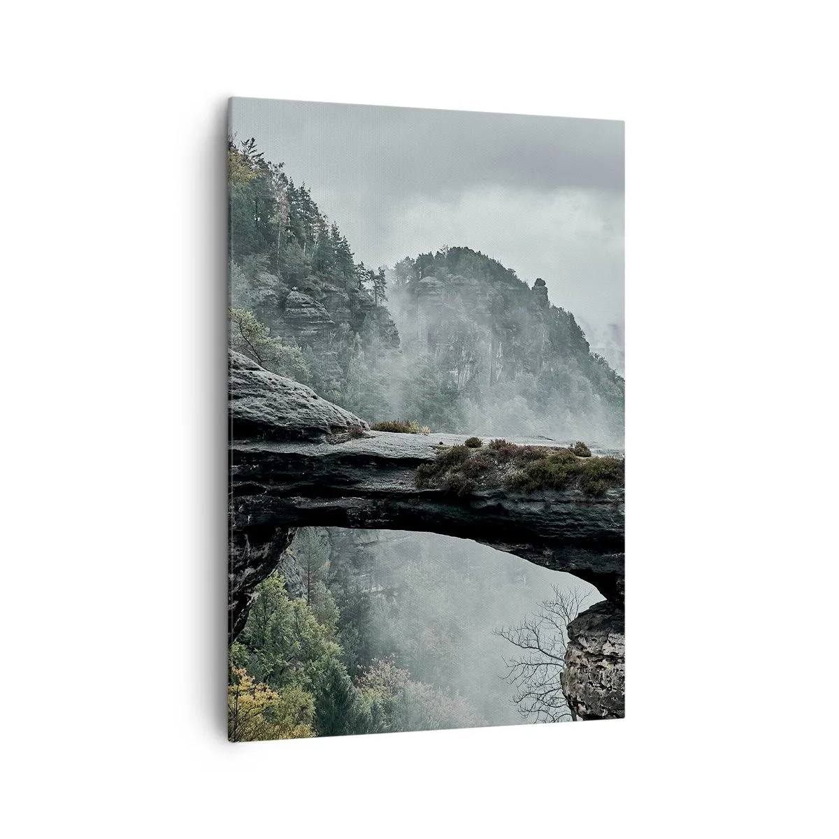 Bild auf Leinwand - Leinwandbild - Ein Steinbogen, umgeben von nebligen Bergen und Wäldern - 70x100cm - Abenteuer beginnt gleich - Moderne Wanddekoration für Wohnzimmer und Schlafzimmer ARTTOR