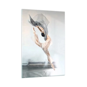 Glasbild - Bild auf glas - Eine Ballerina vollführt einen dynamischen Sprung im sanften Licht. - 50x70cm - Im Tanzrausch - Moderne Wanddekoration für Wohnzimmer und Schlafzimmer ARTTOR