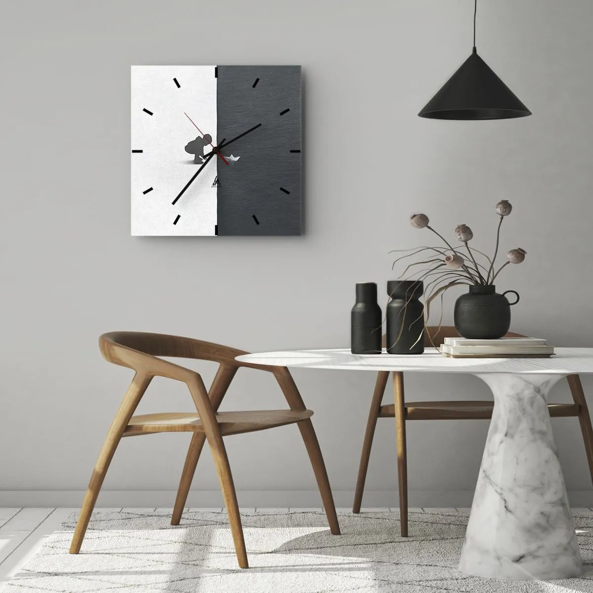 Wanduhr - Glasuhr - Eine Kinderfigur mit einem Papierboot vor einem Hintergrund aus kontrastierenden Hälften - 30x30cm - Tolle Expedition - Moderne Wanddekoration für Wohnzimmer und Schlafzimmer ARTTOR